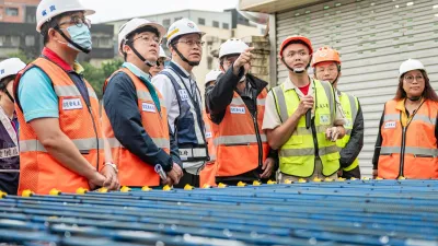 桃園市長張善政視察「桃園正光路警察宿舍公辦都更」工程。(圖/桃園市政府提供)