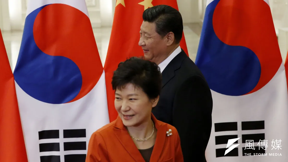 中國國家主席習近平(右)與韓國總統朴槿惠(左)共同宣布中韓FTA完成實質談判即將簽署,對台灣而言是一大打擊。(美聯社)