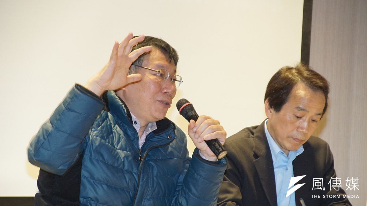 市長柯文哲(左)14日下午出席與業界座談,出席業者普遍擔憂,南港區會重蹈內湖區的交通大亂覆轍。(盧逸峰攝) 市長柯文哲(左)14日下午出席與業界座談,出席業者普遍擔憂,南港區會重蹈內湖區的交通大亂覆轍。(盧逸峰攝)