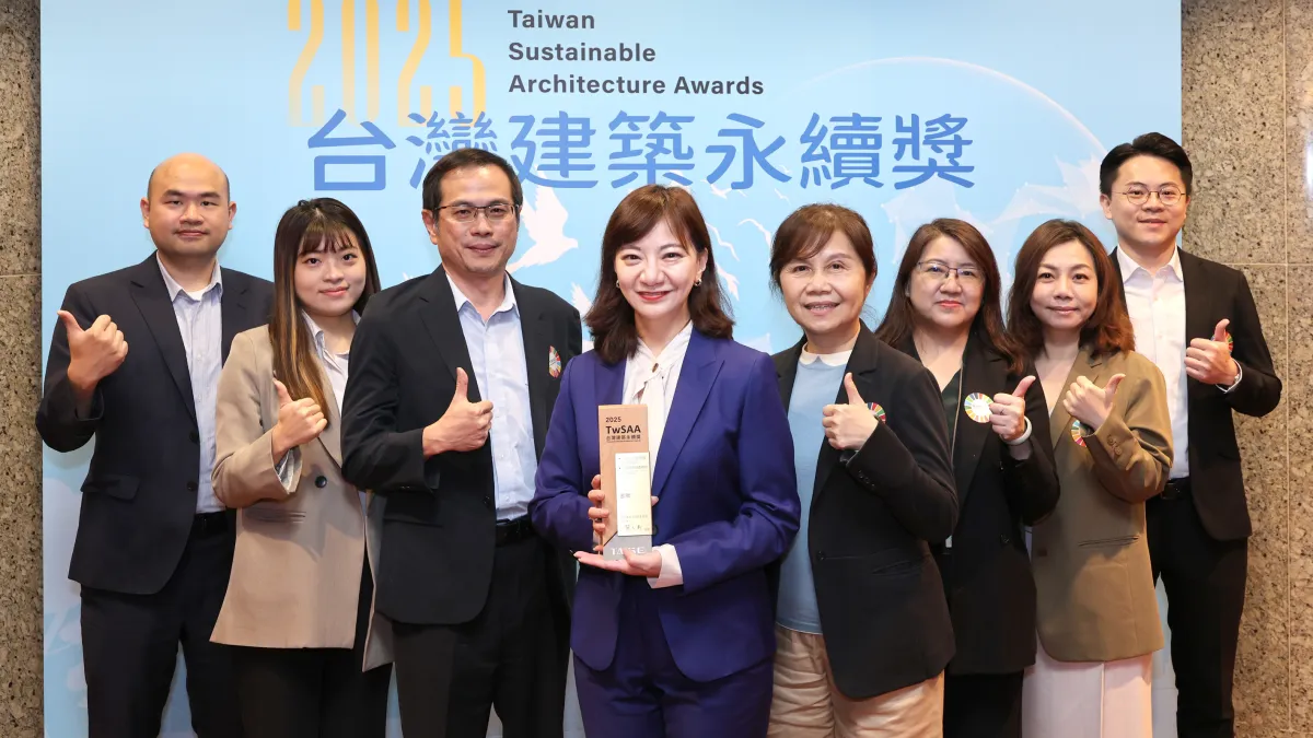 台北南山廣場9日榮獲TwSAA台灣建築永續獎建案類金級肯定,南山人壽不動產部副總經理林定潔(左四)與團隊合影。(南山人壽提供)