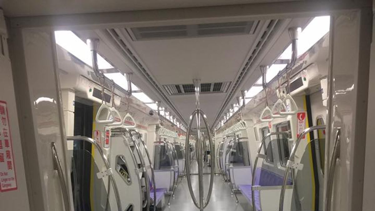 知名主持人吳淡如在臉書貼出桃園機場捷運照片,整個車廂都空無一人,讓她質疑政府做建設應先考慮需求方,而不是自己覺得很棒就好。(取自吳淡如臉書) 知名主持人吳淡如在臉書貼出桃園機場捷運照片,整個車廂都空無一人,讓她質疑政府做建設應先考慮需求方,而不是自己覺得很棒就好。(取自吳淡如臉書)