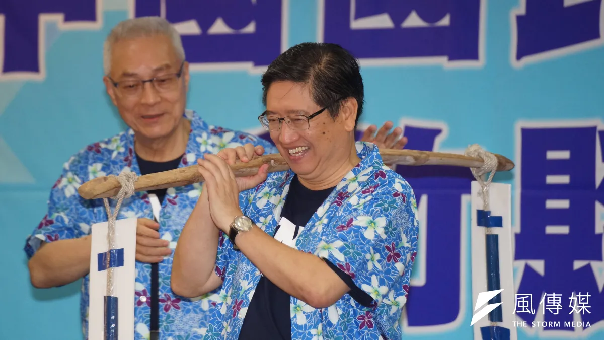 國民黨舉行新竹縣行動中常會,主席吳敦義將選舉重擔傳承給新竹縣長參選人楊文科。(盧逸峰攝)
