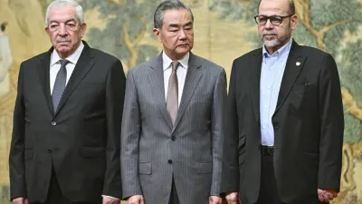 7月23日,中國外交部長王毅及法塔副主席阿盧爾(左)、哈瑪斯高階官員馬佐克(右)會面。(AP)