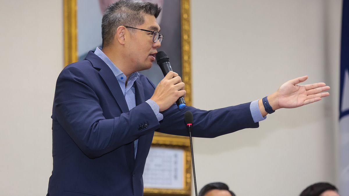 教育部課審大會確認高中文言文15篇入選文章,其中連橫的《台灣通史序》遭替換,讓連勝文痛批,政府要去中國化就正大光明一點,不要這樣遮遮掩掩。(資料照,顏麟宇攝) 教育部課審大會確認高中文言文15篇入選文章,其中連橫的《台灣通史序》遭替換,讓連勝文痛批,政府要去中國化就正大光明一點,不要這樣遮遮掩掩。(資料照,顏麟宇攝)