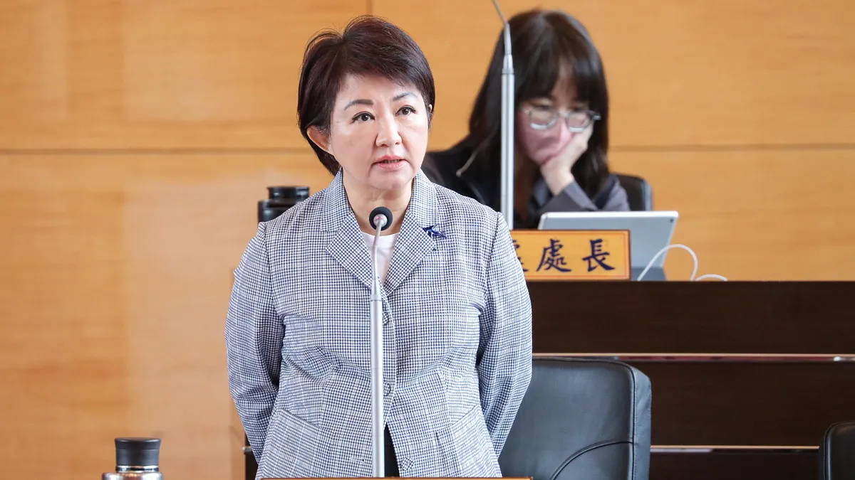 台中市長盧秀燕指在議會強調市府保護學童絕無退讓空間,市府已派員到校關心展開調查,確認兩位人士違反《兒少權法》。(圖/台中市政府) 台中市長盧秀燕指在議會強調市府保護學童絕無退讓空間,市府已派員到校關心展開調查,確認兩位人士違反《兒少權法》。(圖/台中市政府)