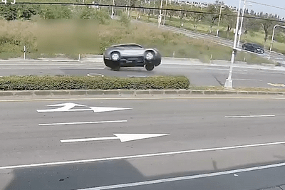 嘉義朴子24日發生一起死亡車禍,一輛黑色休旅車為閃避左轉車輛失控翻飛數十米。(圖/翻攝自《記者爆料網》) 嘉義朴子24日發生一起死亡車禍,一輛黑色休旅車為閃避左轉車輛失控翻飛數十米。(圖/翻攝自《記者爆料網》)