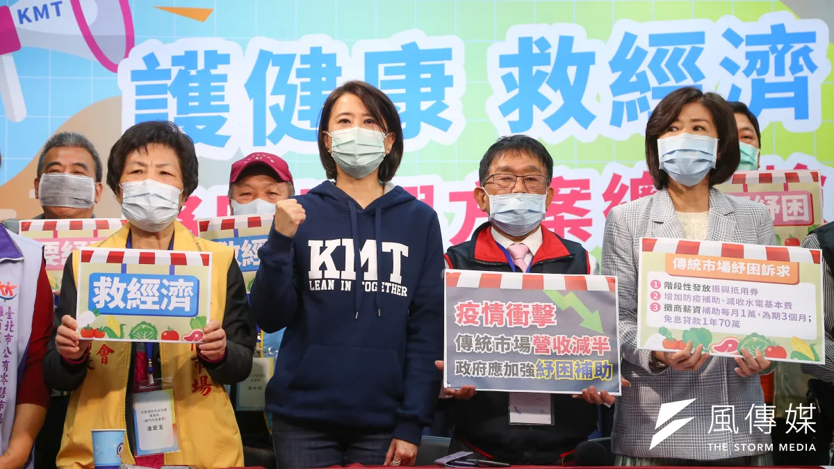 國民黨文傳會主委王育敏、台北市議員王鴻薇及各大傳統市場自治會長9日召開「疫情衝擊傳統市場營收減半,政府應加強紓困補助」記者會。(顏麟宇攝)