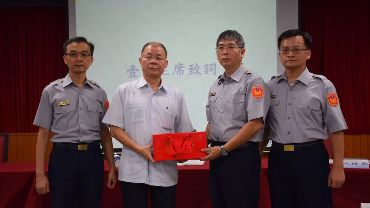 新北市政府警察局長胡木源(左二)頒發破案茶表揚金城所員警優異表現,由所長許鴻志(左三)代表授獎,土城分局長余昭俊(左一)及土城副分局長洪哲男(右一)共同見證合影。(圖/新北市政府警察局土城分局提供)