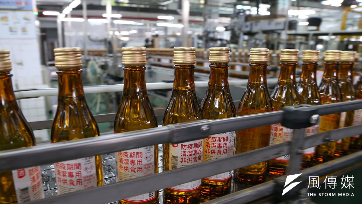 「臺灣菸酒公司隆田酒廠」75度防疫用酒精生產情形。(資料照,顏麟宇攝) 「臺灣菸酒公司隆田酒廠」75度防疫用酒精生產情形。(資料照,顏麟宇攝)