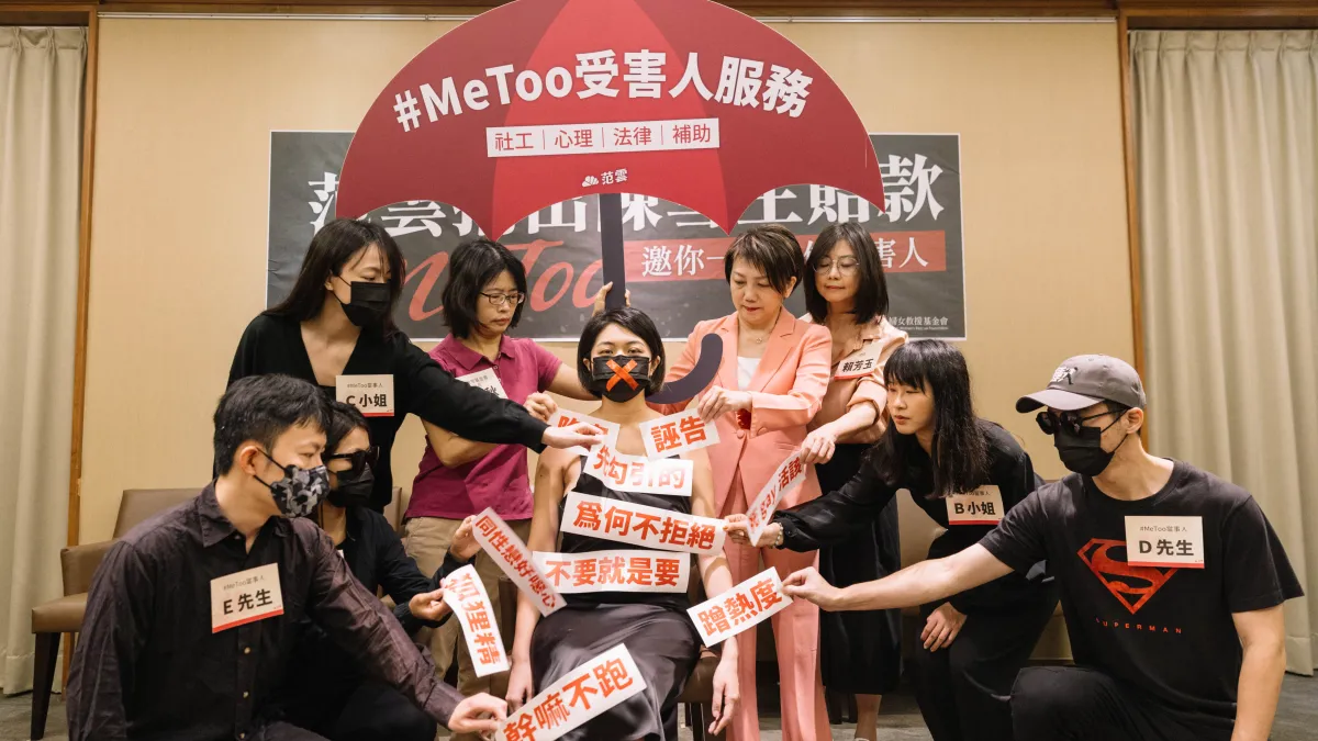 民進黨立委范雲(右三)捐出印有「法院認證第一位國會性騷犯」陳雪生的支票共8萬元,盼拋磚引玉,建構支持系統、終結性騷擾文化。(婦女救援基金會提供)
