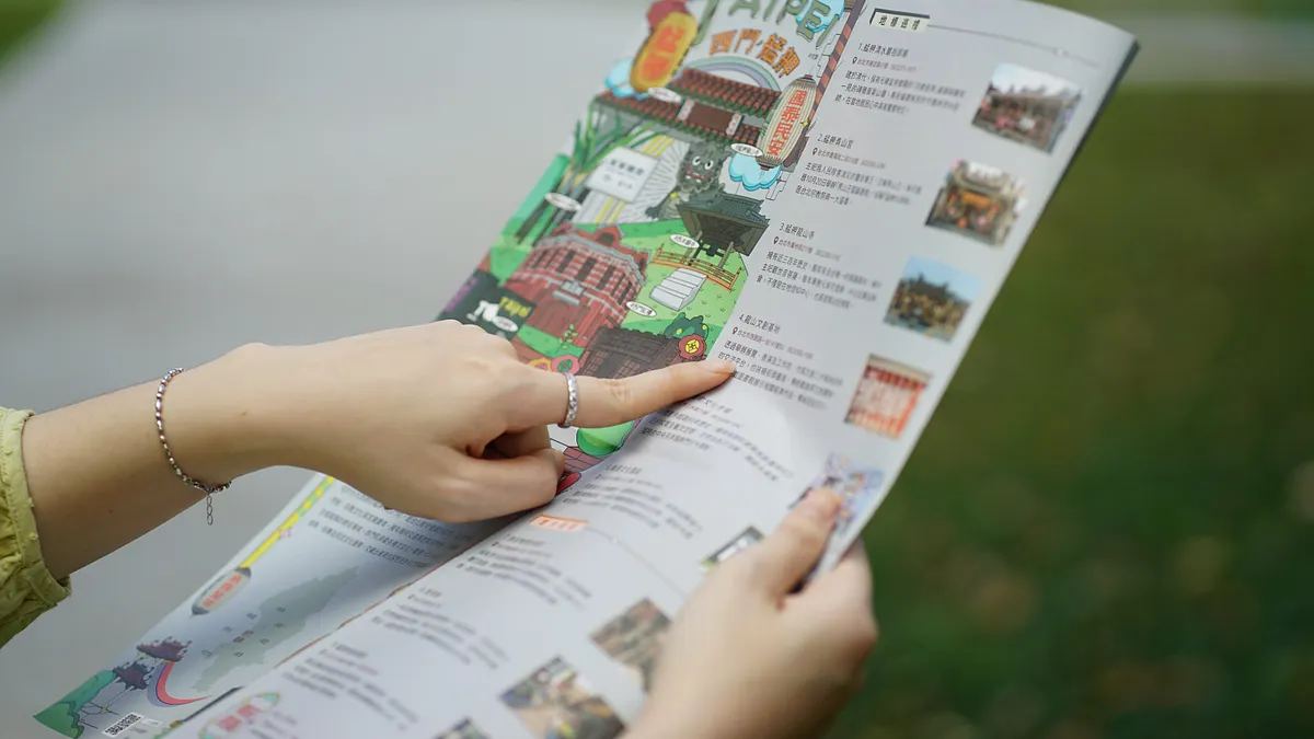 北市觀光摺頁新改版,摺頁中的地圖、插畫、圖片及文字清晰呈現臺北特色店家、景點及商圈。(圖/臺北市政府觀傳局提供) 北市觀光摺頁新改版,摺頁中的地圖、插畫、圖片及文字清晰呈現臺北特色店家、景點及商圈。(圖/臺北市政府觀傳局提供)