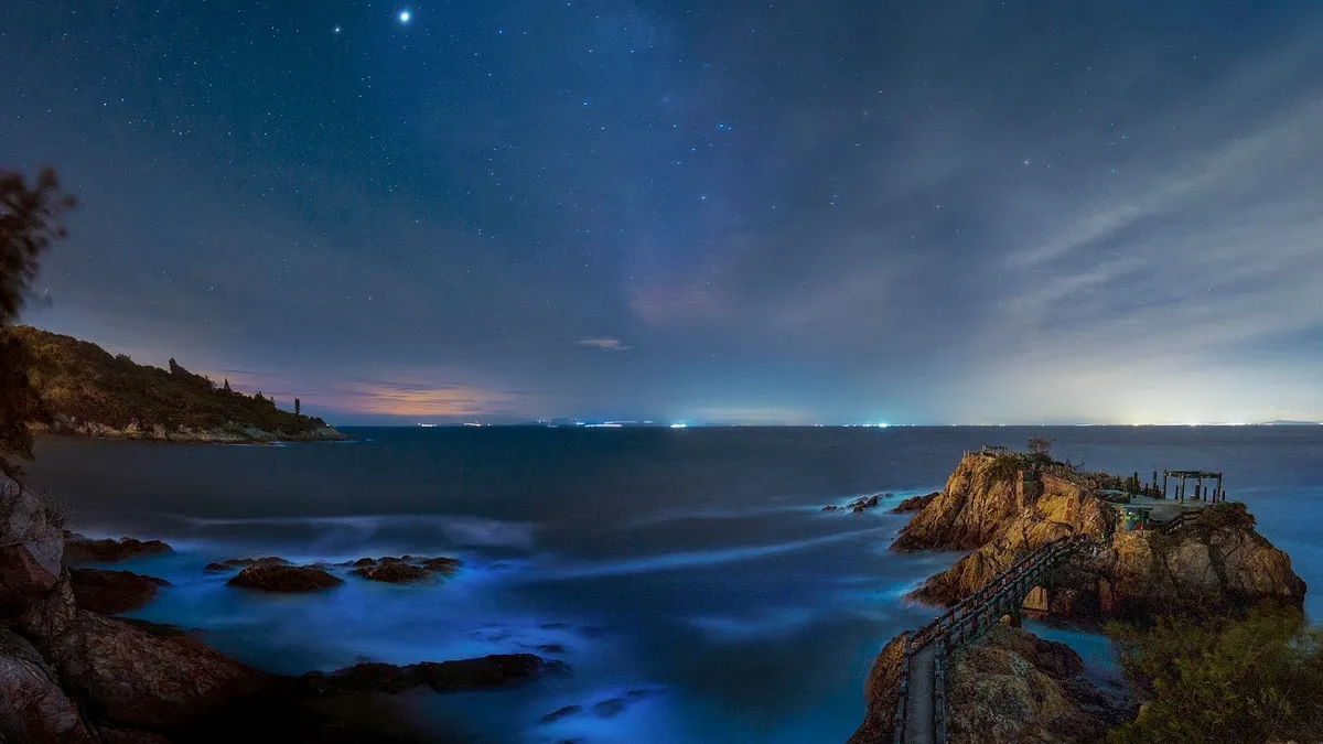 夜幕緩緩落下,海面浮現夢幻的藍色光芒,搭配滿天星斗,彷彿走進星海秘境,是旅人心中永難忘懷的馬祖「藍眼淚」夜色奇景。(圖/馬祖國家風景區管理處提供) 夜幕緩緩落下,海面浮現夢幻的藍色光芒,搭配滿天星斗,彷彿走進星海秘境,是旅人心中永難忘懷的馬祖「藍眼淚」夜色奇景。(圖/馬祖國家風景區管理處提供)