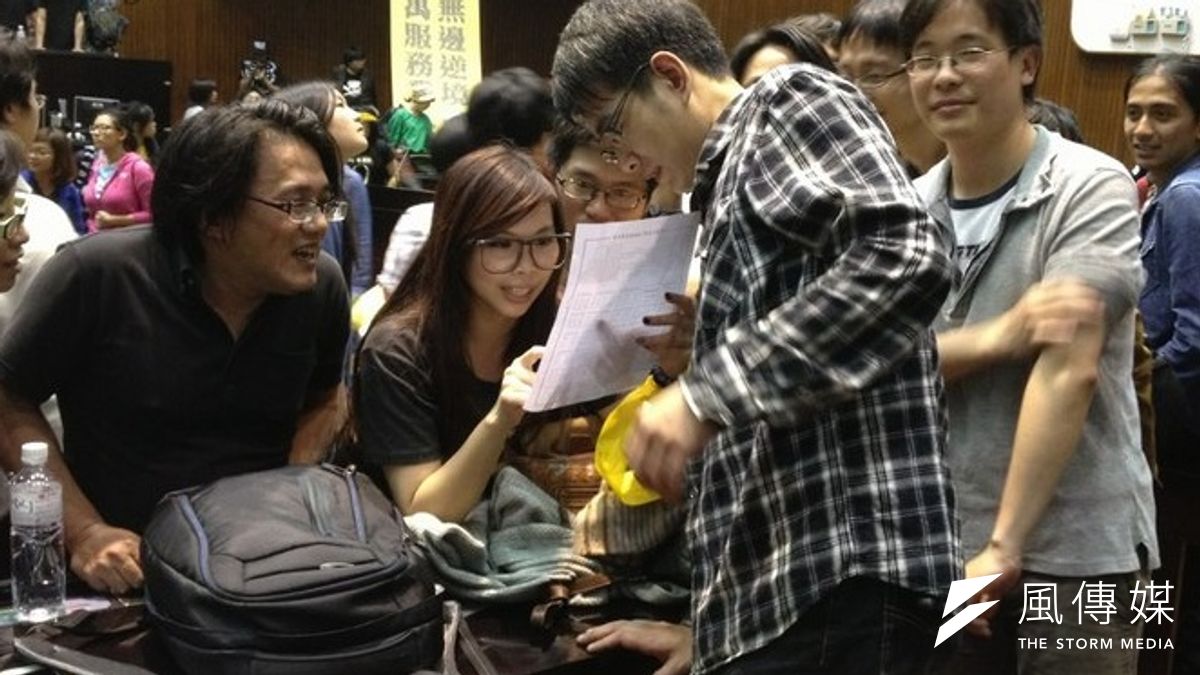 有學生進議場後亂翻抽屜。(王立柔攝) 有學生進議場後亂翻抽屜。(王立柔攝)