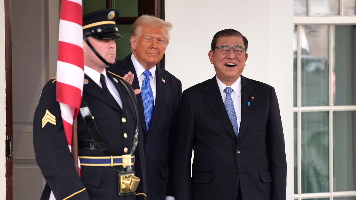 2025年2月7日、日本の石破茂首相(右)が初の訪米国賓として、ホワイトハウスでトランプ大統領と会談。(AP通信) 2025年2月7日、日本の石破茂首相(右)が初の訪米国賓として、ホワイトハウスでトランプ大統領と会談。(AP通信)
