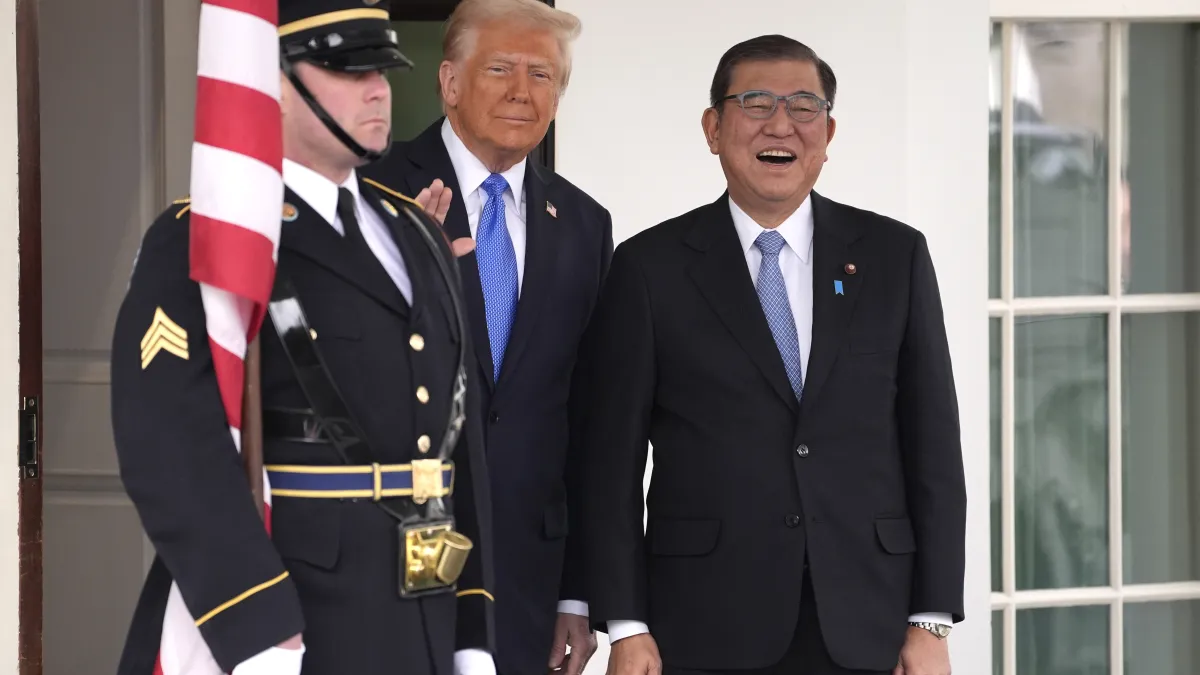 2025年2月7日,日本首相石破茂(右)首度赴美進行國是訪問,與美國總統川普在白宮會晤。(美聯社)