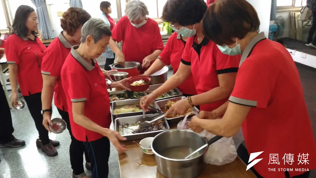 中午共餐時刻,據點志工貼心地為長輩們裝進滿滿又美味的佳餚,讓長輩備感溫暖。(圖/徐炳文攝)