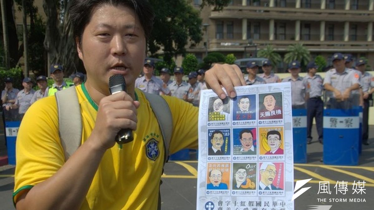 大腸花論壇主持人音地大帝舉辦「募款大腸花-假紅十字會募款晚會」,民眾出示超商捐款收據,即可獲得「假紅十字會義賣郵票貼紙」。(林瑋豐攝) 大腸花論壇主持人音地大帝舉辦「募款大腸花-假紅十字會募款晚會」,民眾出示超商捐款收據,即可獲得「假紅十字會義賣郵票貼紙」。(林瑋豐攝)