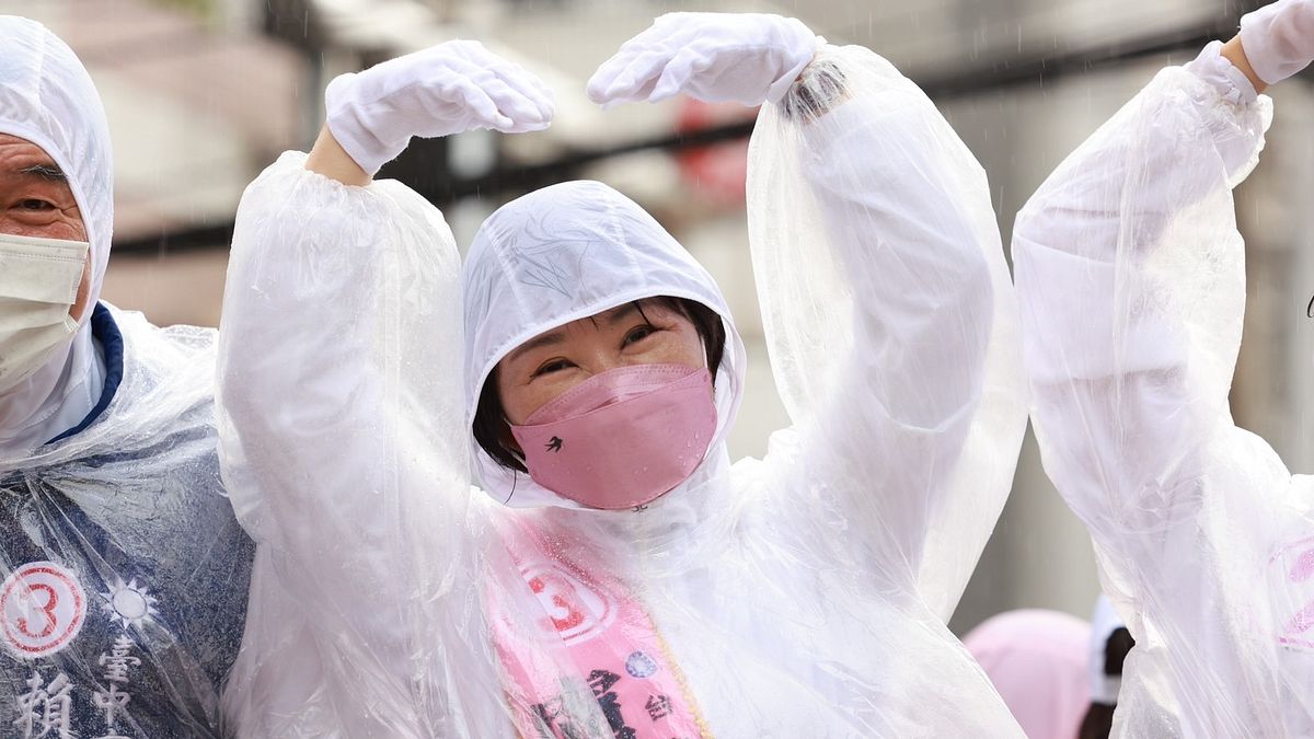 掃街期間遇見不小的雨勢,盧秀燕穿上雨衣在大雨中向鄉親誠懇拜託。(圖/盧秀燕競選總部提供) 掃街期間遇見不小的雨勢,盧秀燕穿上雨衣在大雨中向鄉親誠懇拜託。(圖/盧秀燕競選總部提供)