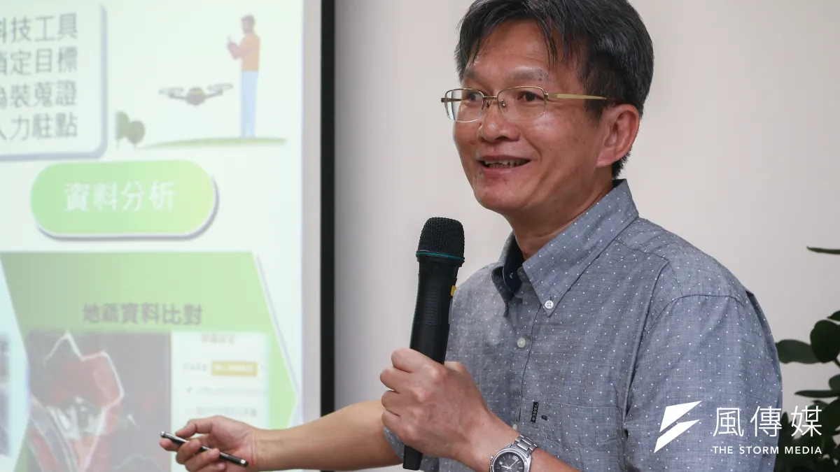 20190611-環保署環境督察總隊北區大隊11日召開「官民合力遏止環保江洋大盜污染藻礁」記者會,圖為大隊長張乃仁解說調查經過。(蔡親傑攝)