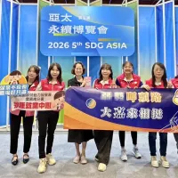 南分署副分署長許慧香(左4)率團隊出席頒獎典禮,嘉義、永康就業中心雙雙獲獎,共享榮耀時刻。(圖/勞動力發展署雲嘉南分署) 南分署副分署長許慧香(左4)率團隊出席頒獎典禮,嘉義、永康就業中心雙雙獲獎,共享榮耀時刻。(圖/勞動力發展署雲嘉南分署)
