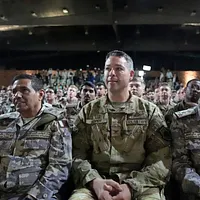 2025年5月15日。カタールのドーハで、カタールと米国の軍関係者がウデイド空軍基地でアメリカ大統領ドナルド・トランプの講話を聴く。(AP) 2025年5月15日。カタールのドーハで、カタールと米国の軍関係者がウデイド空軍基地でアメリカ大統領ドナルド・トランプの講話を聴く。(AP)