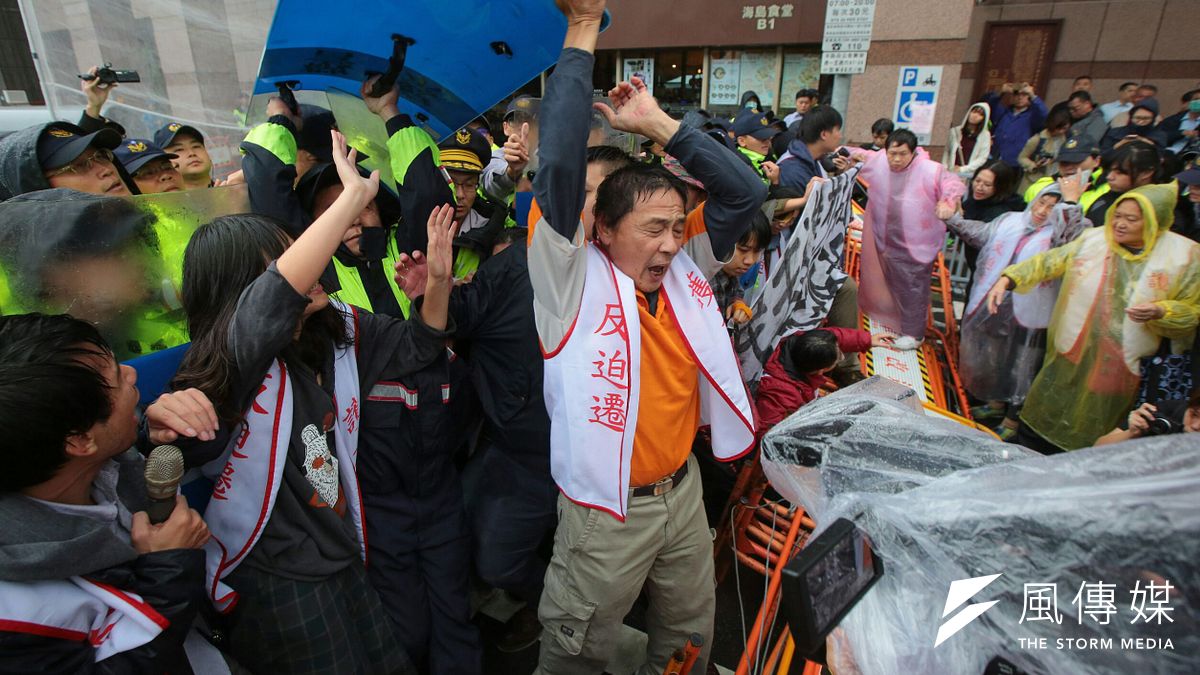 大觀社區自救會民進黨部前抗議,自救會民眾與警衝突。(顏麟宇攝) 大觀社區自救會民進黨部前抗議,自救會民眾與警衝突。(顏麟宇攝)