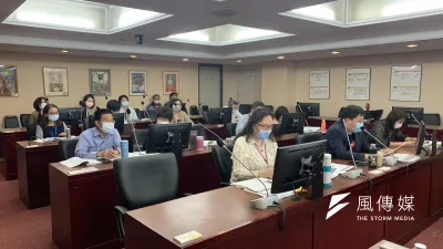台北市議會教育委員會22日舉行「台北廣播電台未秉持中立原則檢討改進作為」專案報告。台北電台台長陳慈銘(前左),觀傳局長劉奕霆(前中)出席。 (方炳超攝)