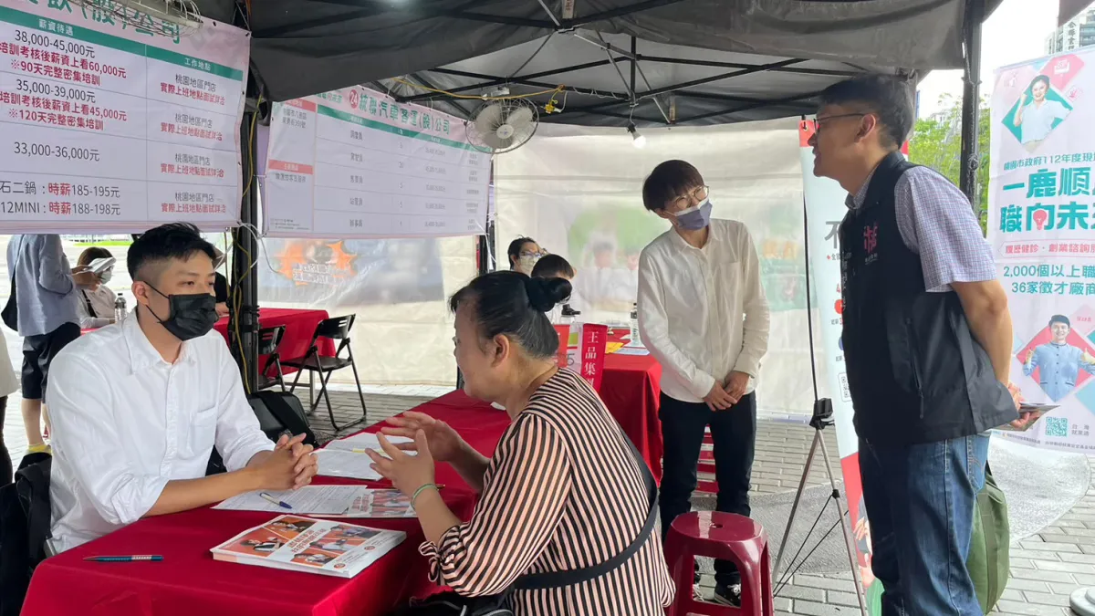 桃市觀旅局與勞動局及就業職訓服務處合作,舉辦「觀光旅宿青銀共創亮點場」徵才活動。(圖/桃園市政府觀旅局提供)