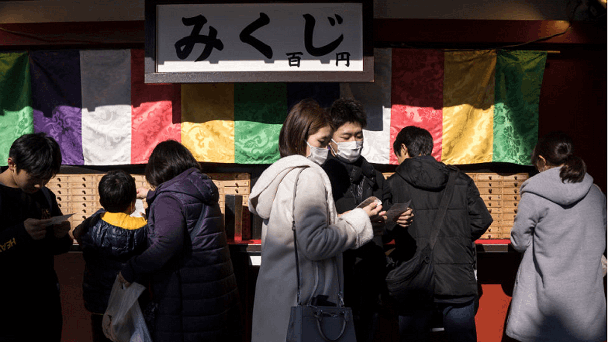 日本在捐贈物資箱子上印了一句詩:「山川異域,風月同天。」有網友為其中傳達的愛心和情意感動,也有網友開始審視為何中國的詩句卻被日本人所弘揚。(圖/BBC News) 日本在捐贈物資箱子上印了一句詩:「山川異域,風月同天。」有網友為其中傳達的愛心和情意感動,也有網友開始審視為何中國的詩句卻被日本人所弘揚。(圖/BBC News)