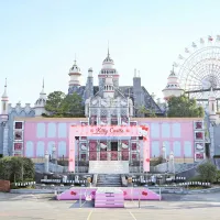 サンリオエンターテイメントは大分・ハーモニーランドの周辺土地約30.85ヘクタールを取得し、キティキャッシルの刷新や地域共創型フードブースの展開を含む滞在型エンタメリゾートへの具体的な実装フェーズを開始した。(写真/株式会社サンリオエンターテイメント提供) サンリオエンターテイメントは大分・ハーモニーランドの周辺土地約30.85ヘクタールを取得し、キティキャッシルの刷新や地域共創型フードブースの展開を含む滞在型エンタメリゾートへの具体的な実装フェーズを開始した。(写真/株式会社サンリオエンターテイメント提供)