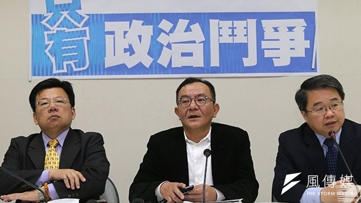 立法院臨時會議程27日中午拍板定案,擬處理行政院所提《地政士法》覆議案。民進黨團批國民黨自甘墮落。(吳逸驊攝) 立法院臨時會議程27日中午拍板定案,擬處理行政院所提《地政士法》覆議案。民進黨團批國民黨自甘墮落。(吳逸驊攝)