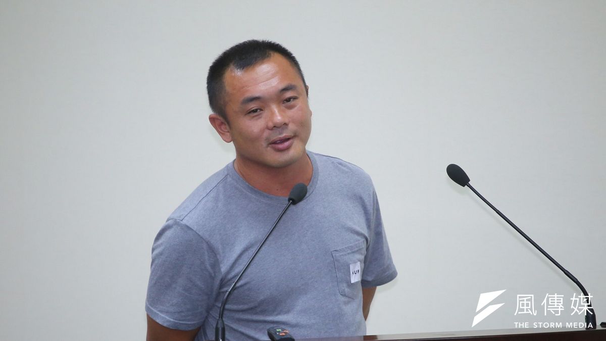 曾遭日方強押的東聖吉16號船長潘建鵬,25日下午到國民黨中央黨部陳情,他還原當時情形說,他被不人道對待,日本人把他當狗在遛,他覺得非常屈辱。(蔡耀徵攝) 曾遭日方強押的東聖吉16號船長潘建鵬,25日下午到國民黨中央黨部陳情,他還原當時情形說,他被不人道對待,日本人把他當狗在遛,他覺得非常屈辱。(蔡耀徵攝)