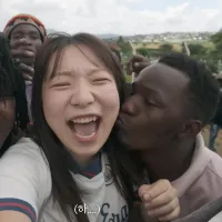 チャンネル登録者数44万人の韓国人YouTuber、アン・ウンジ氏がタンザニアを1人で旅行中、大勢の男性に囲まれ、無理やり頬にキスされたほか、複数の男性に体を触られた。驚いたアン氏は何度も身をかわしながら「触らないで」と叫んだ。映像が公開され、注目を集めている。(画像/YouTube「@모르는지」より) チャンネル登録者数44万人の韓国人YouTuber、アン・ウンジ氏がタンザニアを1人で旅行中、大勢の男性に囲まれ、無理やり頬にキスされたほか、複数の男性に体を触られた。驚いたアン氏は何度も身をかわしながら「触らないで」と叫んだ。映像が公開され、注目を集めている。(画像/YouTube「@모르는지」より)