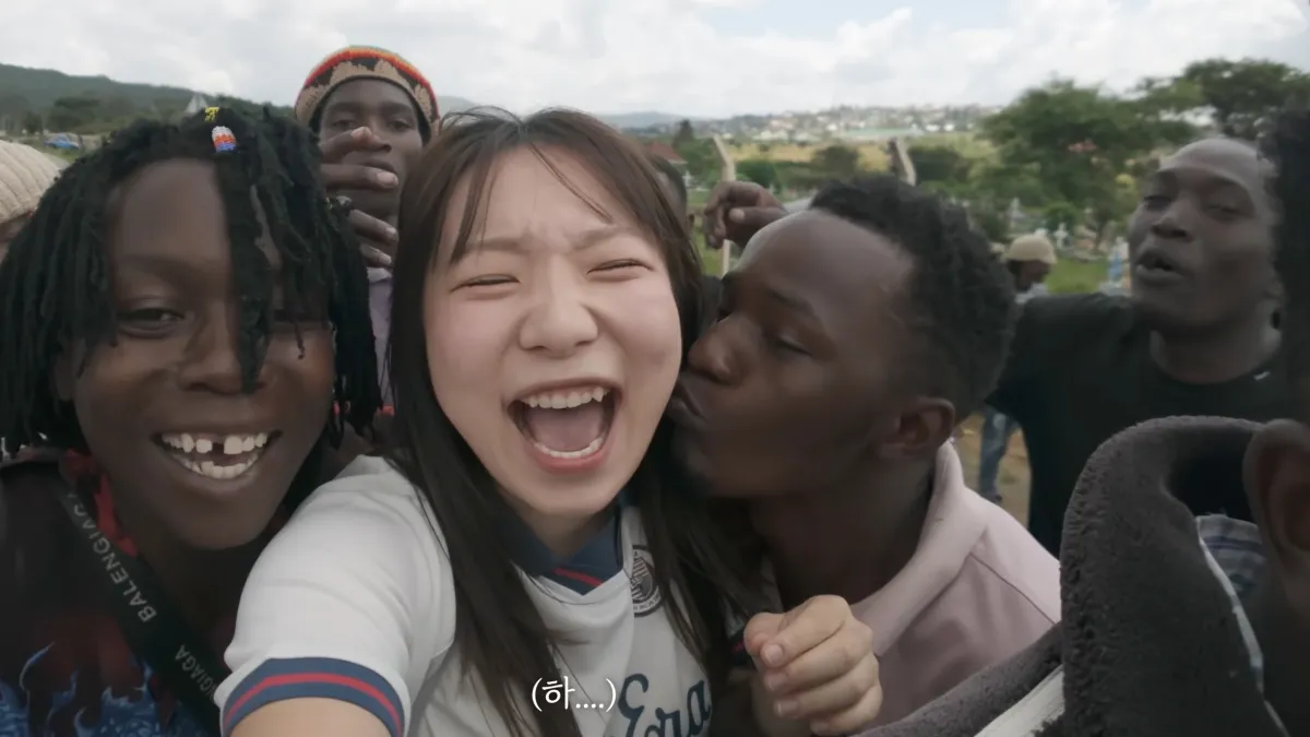 チャンネル登録者数44万人の韓国人YouTuber、アン・ウンジ氏がタンザニアを1人で旅行中、大勢の男性に囲まれ、無理やり頬にキスされたほか、複数の男性に体を触られた。驚いたアン氏は何度も身をかわしながら「触らないで」と叫んだ。映像が公開され、注目を集めている。(画像/YouTube「@모르는지」より)
