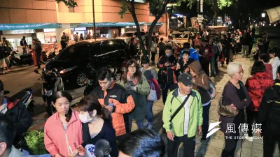 台北市長柯文哲22日舉辦車隊掃街,許多民眾與其合照。(簡必丞攝)