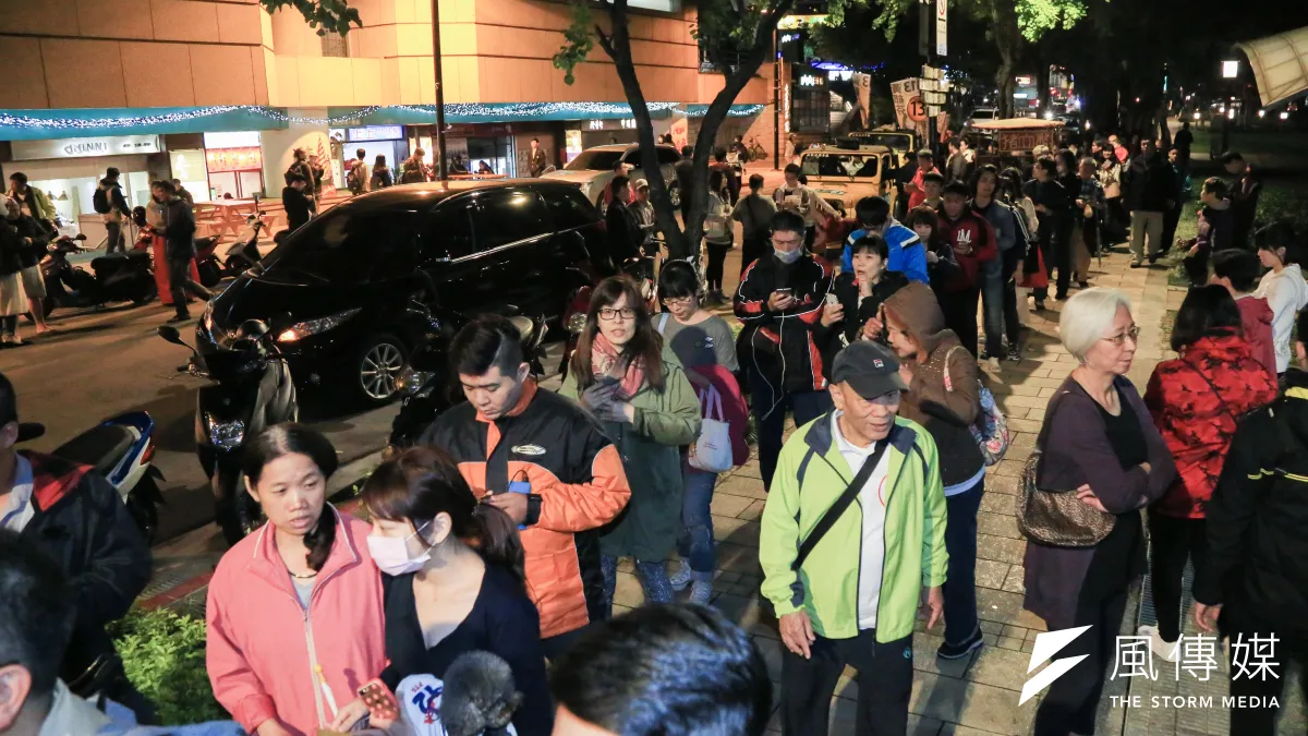 台北市長柯文哲22日舉辦車隊掃街,許多民眾與其合照。(簡必丞攝)