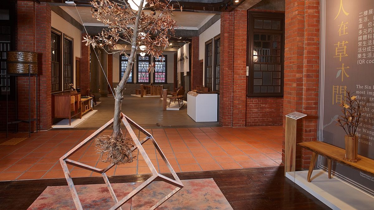 北市文化局舉辦「森入生活—國產.材好.設計展」,邀請民眾一同走入新芳春茶行,欣賞臺灣在地林材創造出質樸優雅的生活情境。(圖/臺北市政府文化局提供) 北市文化局舉辦「森入生活—國產.材好.設計展」,邀請民眾一同走入新芳春茶行,欣賞臺灣在地林材創造出質樸優雅的生活情境。(圖/臺北市政府文化局提供)