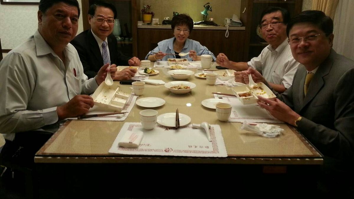 國民黨準總統參選人洪秀柱颱風天邀請藍委聚餐溝通。圖為洪秀柱(中)9日邀請藍委張慶忠(左起)、呂學樟、王進士、羅明才吃魯肉飯,藍委張慶忠(左)建議,兩岸論述應該簡化。(張慶忠提供) (1).jpg 國民黨準總統參選人洪秀柱颱風天邀請藍委聚餐溝通。圖為洪秀柱(中)9日邀請藍委張慶忠(左起)、呂學樟、王進士、羅明才吃魯肉飯,藍委張慶忠(左)建議,兩岸論述應該簡化。(張慶忠提供) (1).jpg