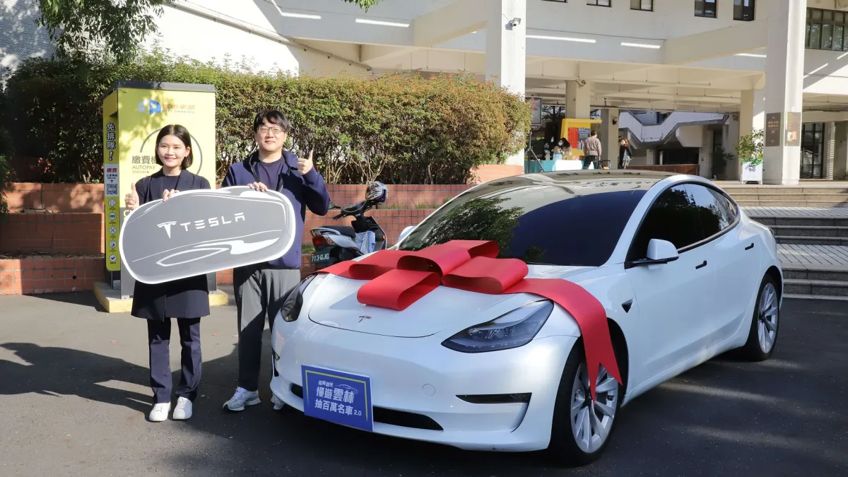雲林縣政府舉辦「遊雲林,抽百萬名車2.0」活動,28日舉行交車儀式。(圖/雲林縣政府提供)
