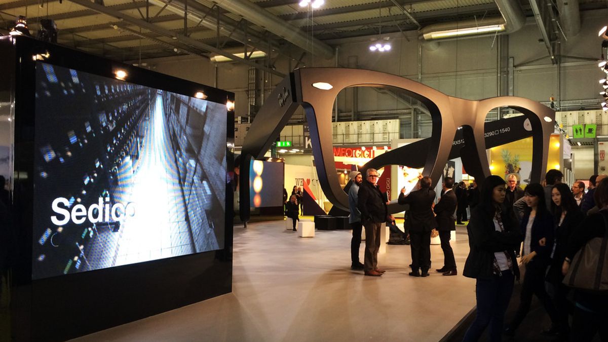 放眼世界,現時的眼鏡製造工業,義大利、法國、日本為三大主流。米蘭Mido眼鏡展更是每年定期舉辦。(取自rogue-eyewear.com) 放眼世界,現時的眼鏡製造工業,義大利、法國、日本為三大主流。米蘭Mido眼鏡展更是每年定期舉辦。(取自rogue-eyewear.com)