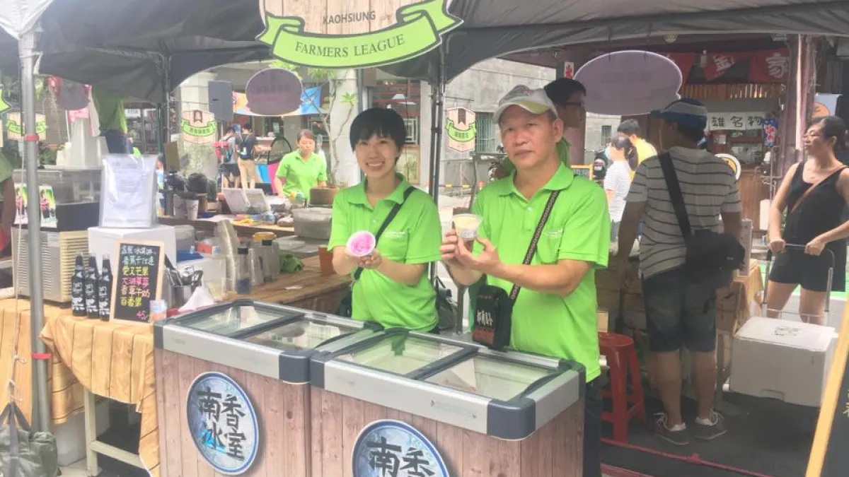 「北漂」青年江淑媛(左)回到大樹後接受高雄市政府的輔導,讓阿公的古早味冰室與母親的創意口味得以延續。(圖/江淑媛提供)