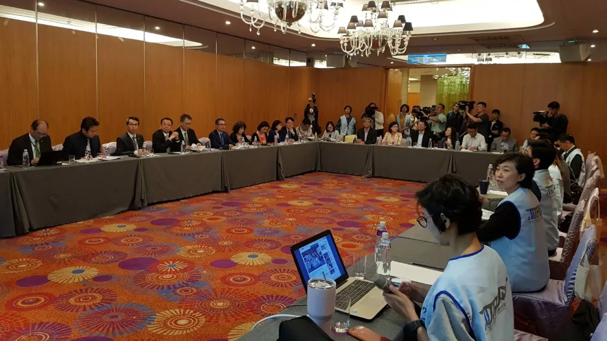 長榮航空公司與桃園市空服員職業工會,29日進行第二次協商會議,會中勞資雙方仍未達成共識。(桃園市空服員職業工會提供)