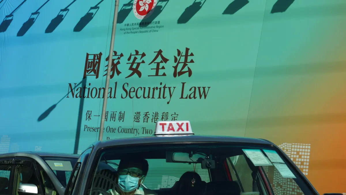 《港版國安法》規定「國安公署」及人員依據國安法執行職務的行為,不受香港特別行政區管轄,香港最引以為傲的法治,在這裡毫無用武之地。香港社會與面對擁有強大國家權力的「國安公署」,形成了雞蛋與高牆的對比。(資料照,美聯社)