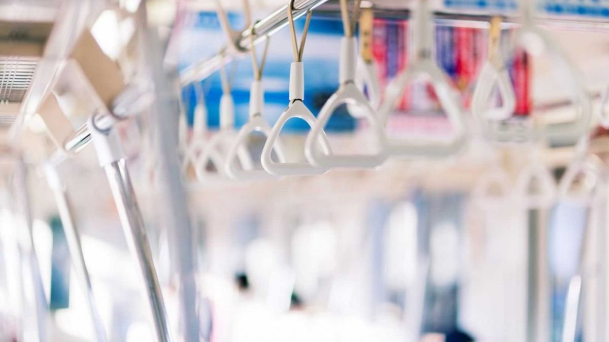 炙熱的天氣還要穿整套西裝出門,擠電車上班的日本人們,究竟是怎麼克服的呢?(圖由MATCHA提供) 炙熱的天氣還要穿整套西裝出門,擠電車上班的日本人們,究竟是怎麼克服的呢?(圖由MATCHA提供)