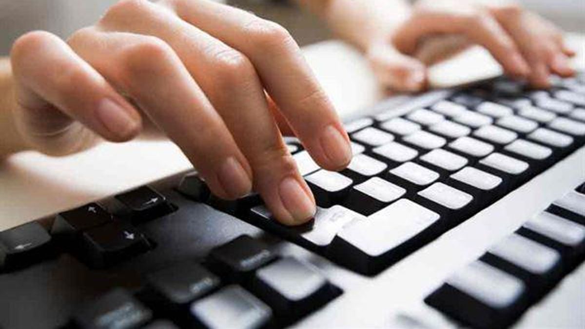 手指碰到鍵盤時,有時也會有觸電的感覺。(圖/華人健康網提供) 手指碰到鍵盤時,有時也會有觸電的感覺。(圖/華人健康網提供)