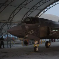美國陸戰隊第121戰鬥攻擊中隊的F-35B戰機抵達日本岩國基地,進駐第一島鏈。(美國陸戰隊官網) 美國陸戰隊第121戰鬥攻擊中隊的F-35B戰機抵達日本岩國基地,進駐第一島鏈。(美國陸戰隊官網)