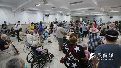 台灣從6月開始大量為長者接種新冠疫苗,但仍有特殊族群無法自力前往接種站接種。(資料照,柯承惠攝)