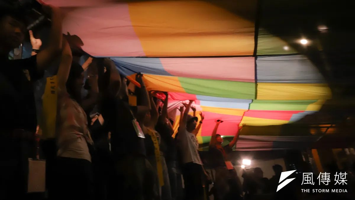 2020年6月13日,「抗爭未完,台港同行」反送中一週年晚會活動,晚會最後發起點亮連儂旗活動。(陳品佑攝)