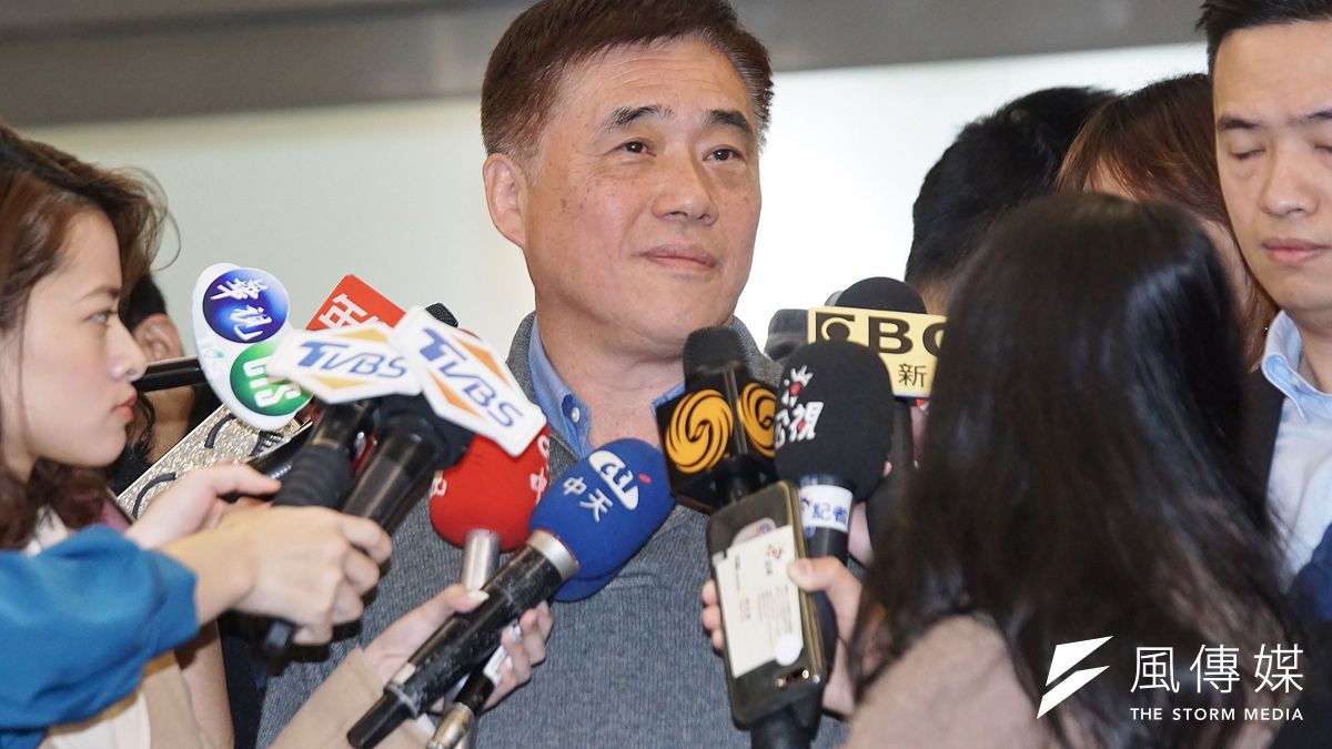 前立委沈富雄直言,想不通為前台北市長何郝龍斌想不透自己參選是「不對的人、在不對的時間、想佔不對的位子」;他也大膽預言,郝龍斌不只會輸,還會輸得不好看。(資料照,盧逸峰攝) 前立委沈富雄直言,想不通為前台北市長何郝龍斌想不透自己參選是「不對的人、在不對的時間、想佔不對的位子」;他也大膽預言,郝龍斌不只會輸,還會輸得不好看。(資料照,盧逸峰攝)