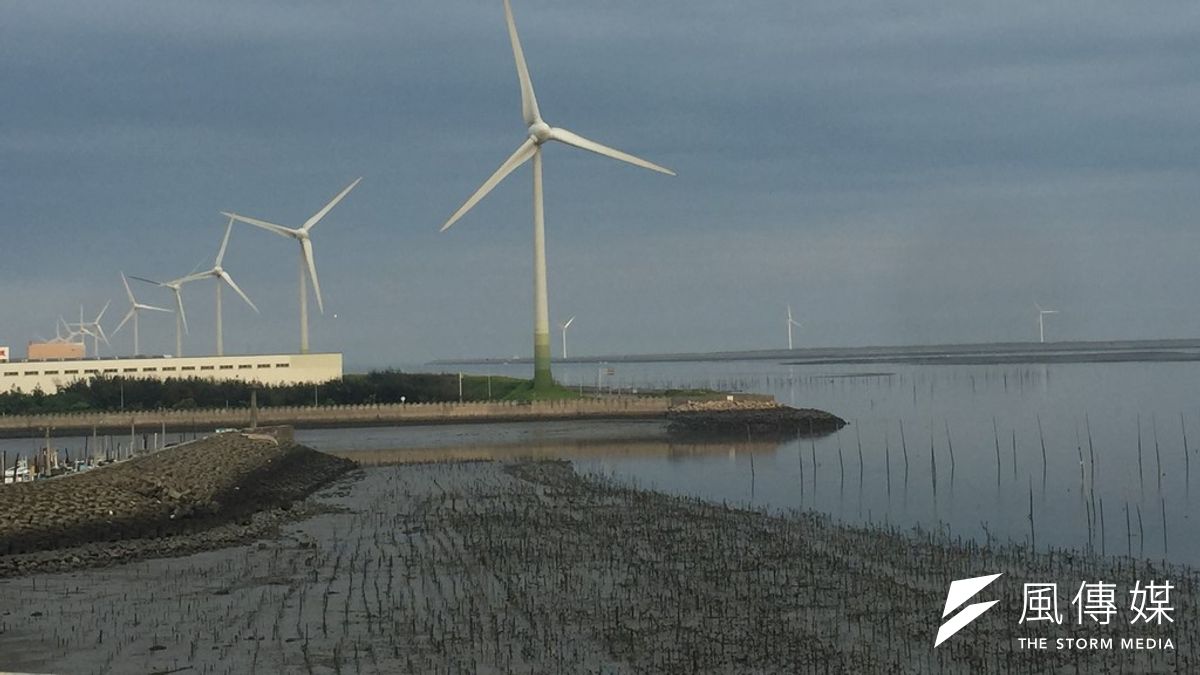 全台閒置國有土地讓位給綠能開發案,就連生物多樣性最豐富的潮間帶也不例外。圖為彰濱工業區風力發電。示意圖。(資料照,呂紹煒攝) 全台閒置國有土地讓位給綠能開發案,就連生物多樣性最豐富的潮間帶也不例外。圖為彰濱工業區風力發電。示意圖。(資料照,呂紹煒攝)